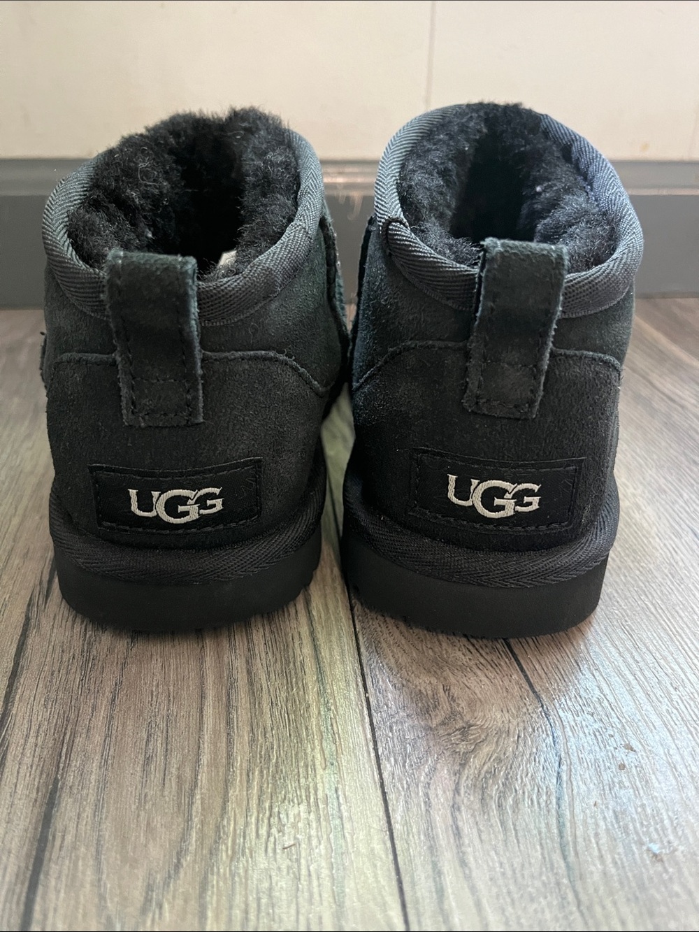 UGG Kids Classic Ultra Mini Boot - Black Size 2 - Picture 3 of 13